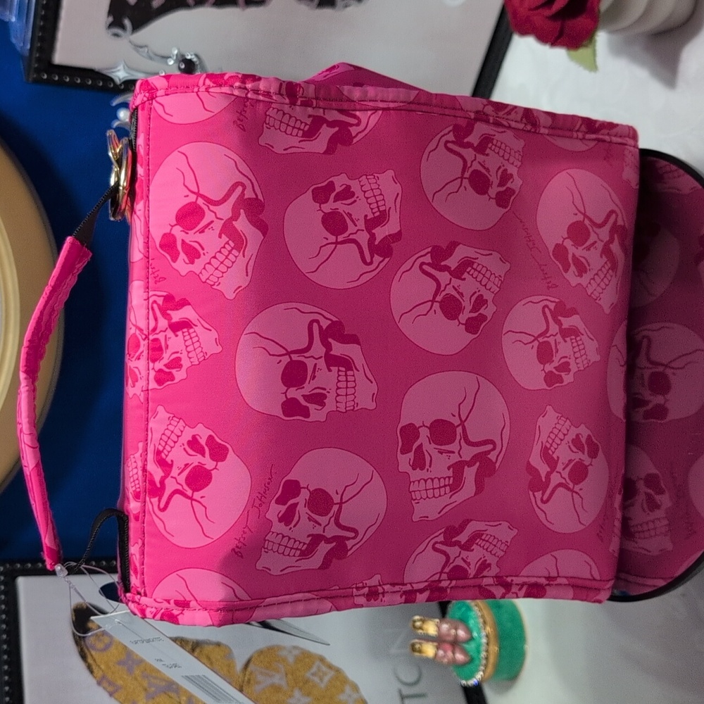 Betsey Johnson Insulated Lunch Tote Fuschia Fuchsia Skull Print With Skull Charm - Picture 8 of 12
